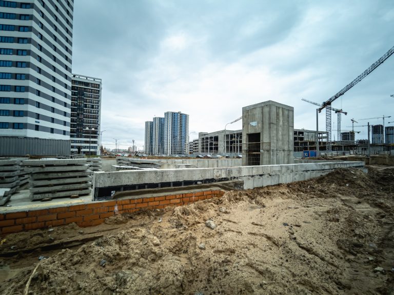 Read more about the article Urban vs. Suburban Commercial Construction: Key Considerations